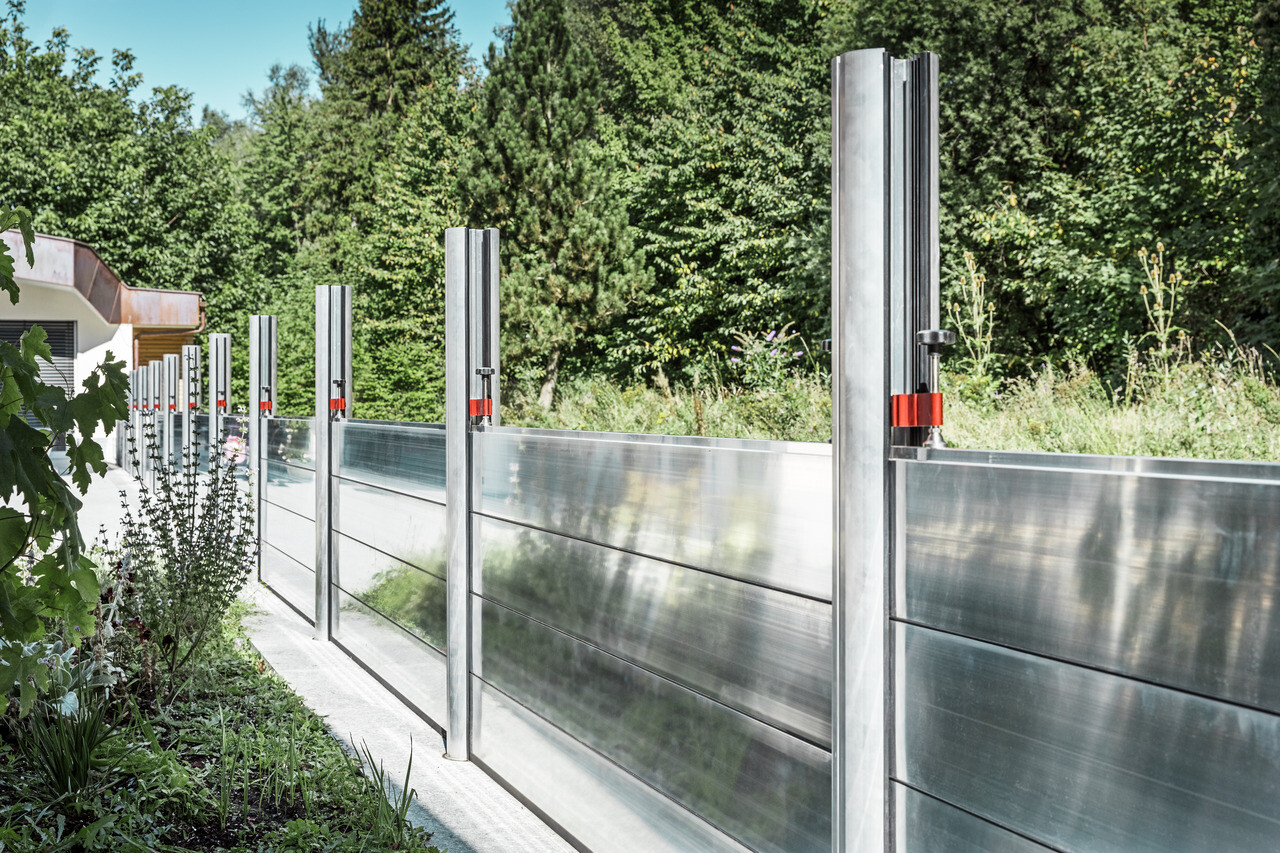 Zbliżenie na mobilną ścianę przeciwpowodziową firmy PREFA, która chroni nieruchomość przed zalaniem.