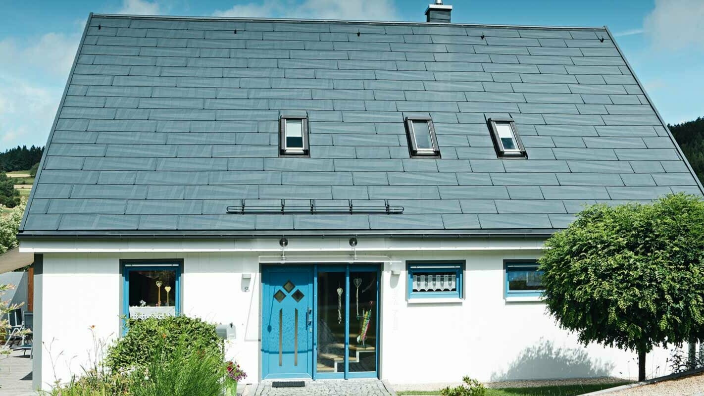 Modernizacja dachu z panelem dachowym PREFA FX.12 w kolorze P.10 antracyt