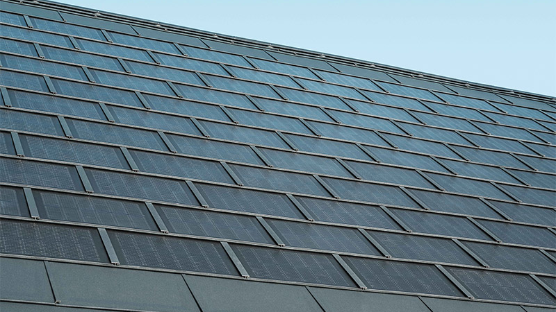 Ułożona połać dachówki solarnej PREFA w połączeniu z dachówką R.16 w kolorze P.10 antracyt.