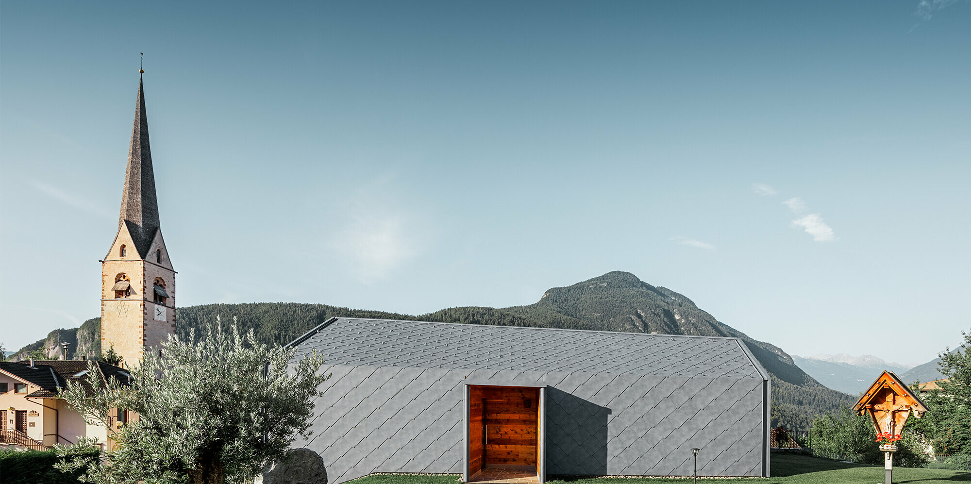 Dachówka romb i romb elewacyjny 44x44 w kolorze szaro kamienny w salonie piękności w Livo we Włoszech