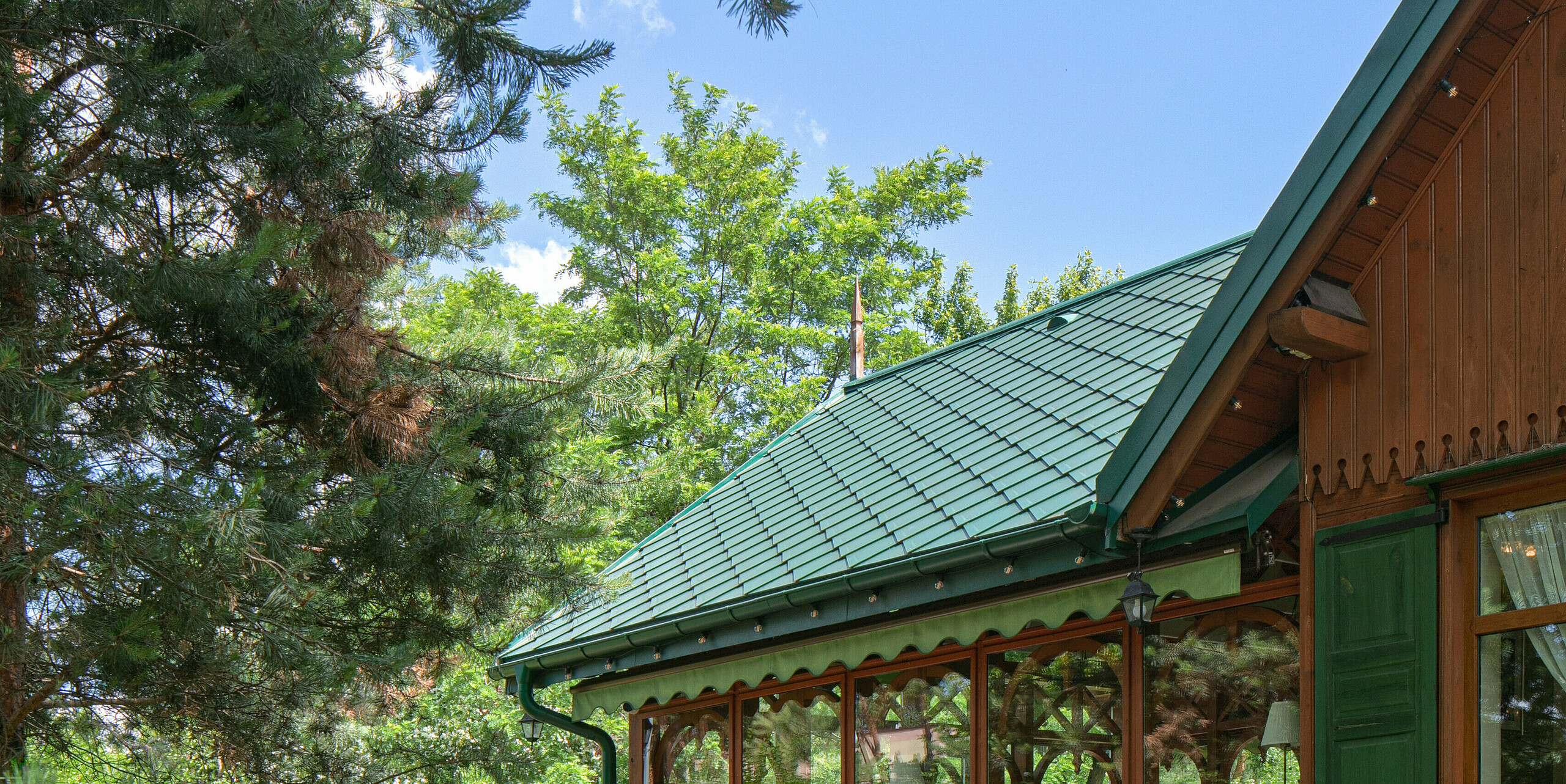 Cukiernia Sosenka mit PREFA Dachraute sowie Ablaufrohr und Hängerinne in Moosgrün