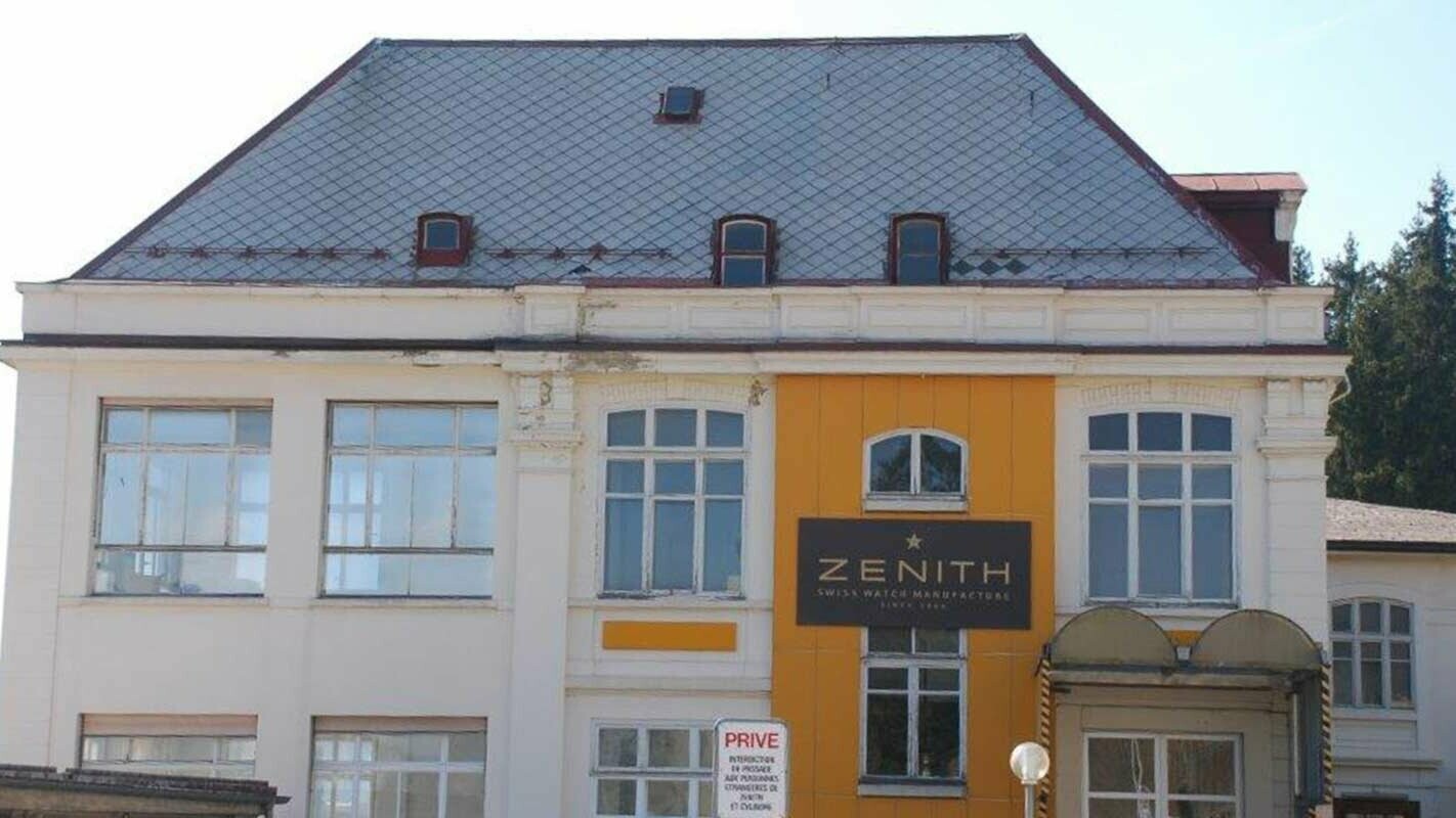 Budynek przemysłowy przed modernizacją dachu z płytą dachową PREFA w kolorze P.10 brązowym