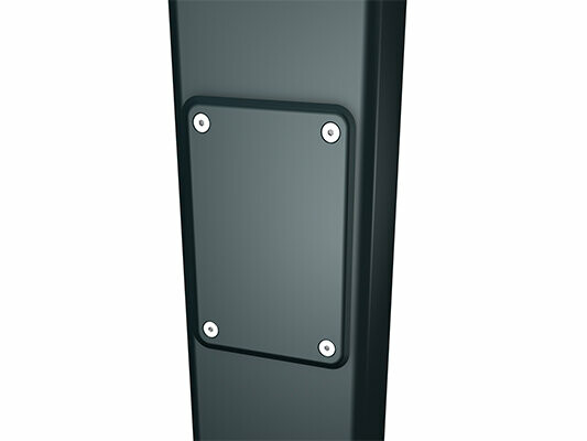 Rura kwadratowa PREFA z otworem rewizyjnym, dostępna w rozmiarach 80 i 100 mm, umożliwia łatwą konserwację i czyszczenie systemów odwadniających dach. Zintegrowany otwór rewizyjny zapewnia łatwy dostęp i ułatwia usuwanie osadów.