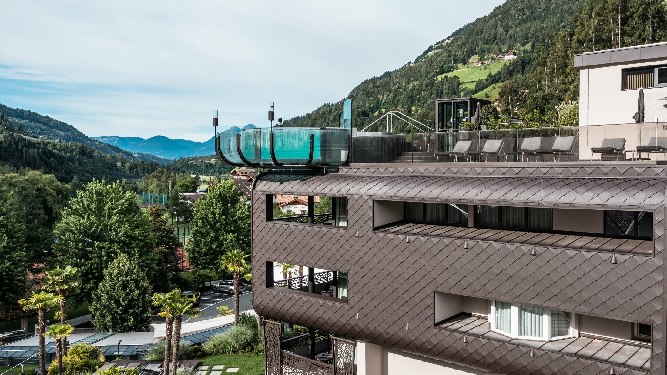 Obok Łupka elewacyjnego PREFA uwagę przykuwa imponujący basen hotelowy.