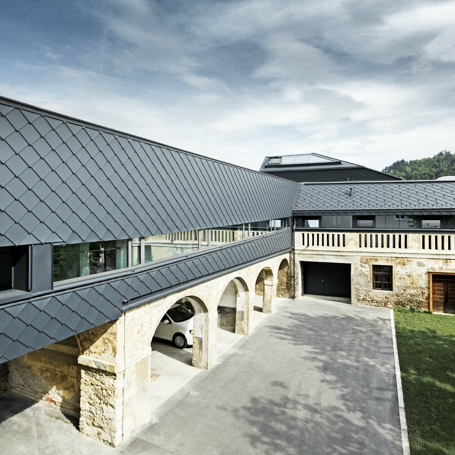 Budynek objęty ochroną konserwatora zabytków został na parterze obłożony rombem elewacyjnym 29 PREFA w kolorze antracyt. Stare struktury parteru doskonale łączą się z nową elewacją.