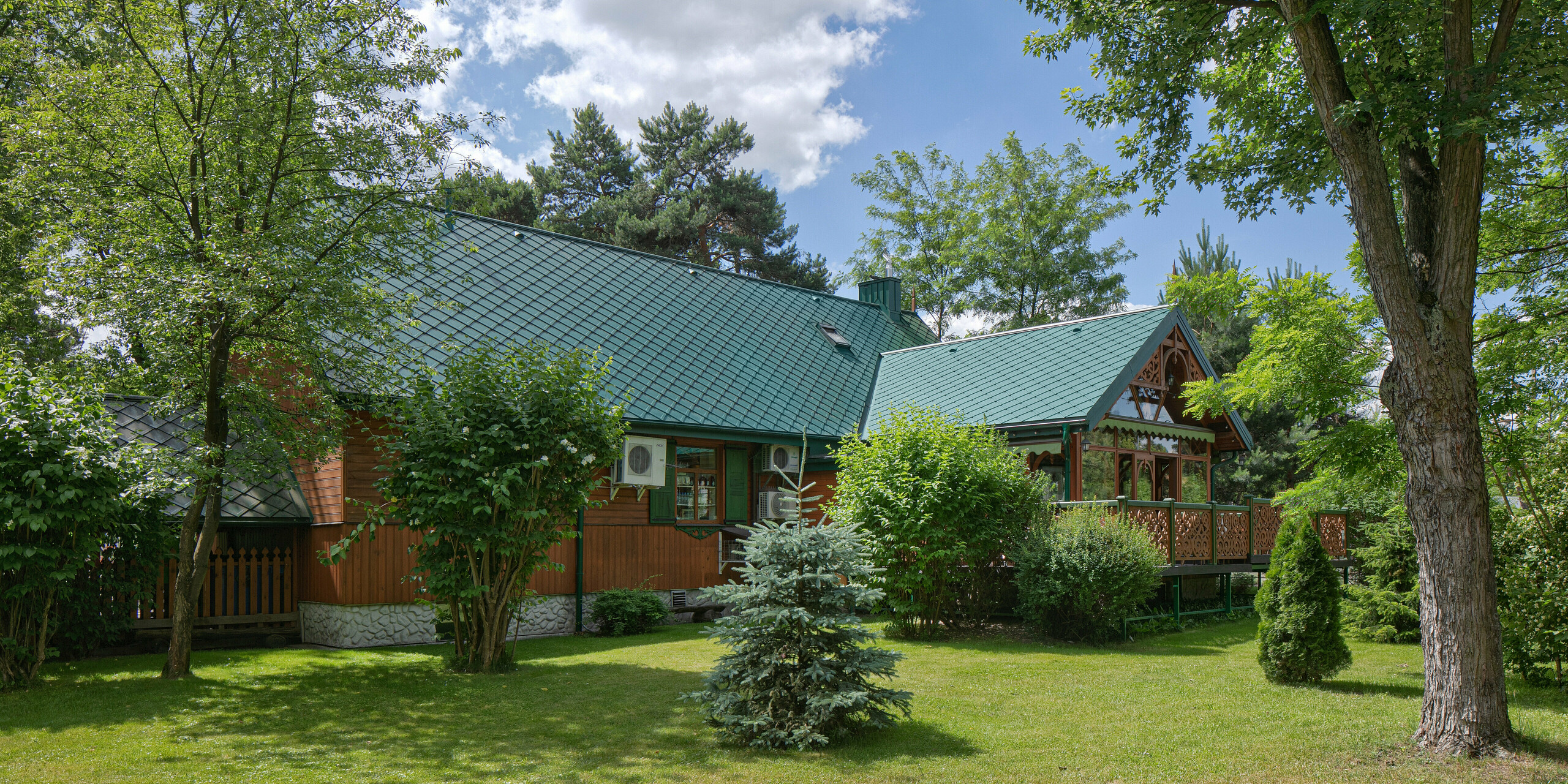 Cukiernia Sosenka mit PREFA Dachraute sowie Ablaufrohr und Hängerinne in Moosgrün