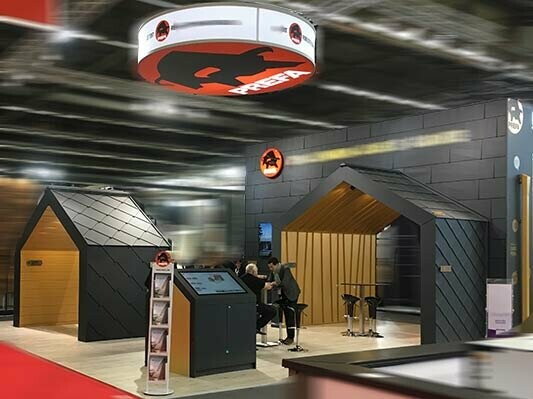 PREFA Messestand mit Messewänden in P.10 schwarzen Siding.X und Rauten und Falzonal in Savannenbeige.