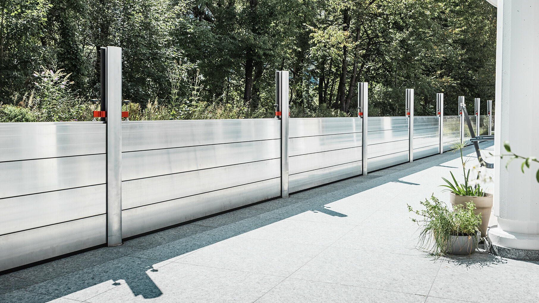 Ochrona przeciwpowodziowa z PREFA chroni teren przed powodzią