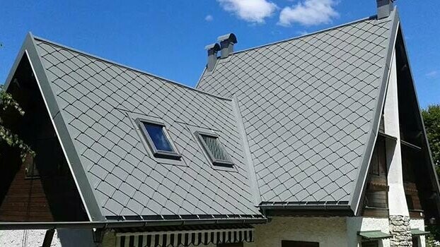 Stromy dach szczytowy kryty dachówką rombową PREFA.