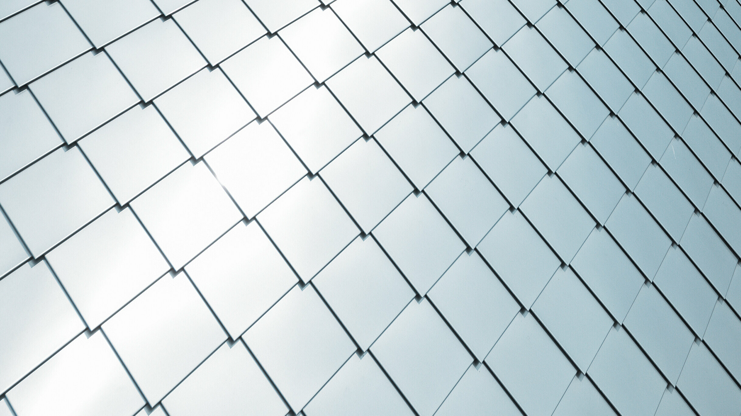 Romb elewacyjny 20 × 20 PREFA układany na powierzchni, widok szczegółowy w kolorze aluminium naturalne