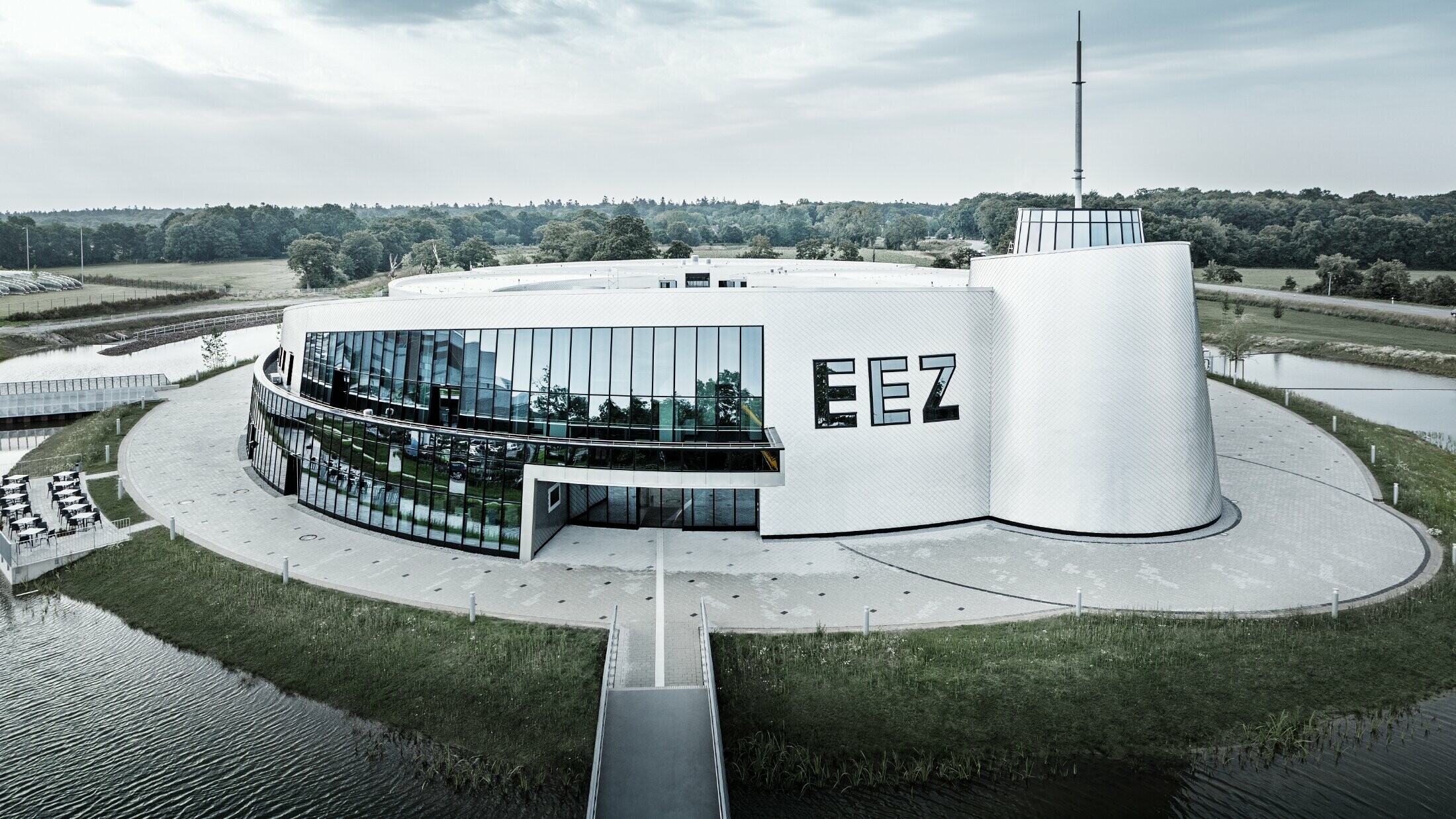 W centrum energetycznym Energie-Erlebnis-Zentrum Aurich (EEZ) wiele zaokrąglonych elementów budynku pokryto płytami ściennymi PREFA romb elewacyjny 20 × 20 w kolorze naturalnym.