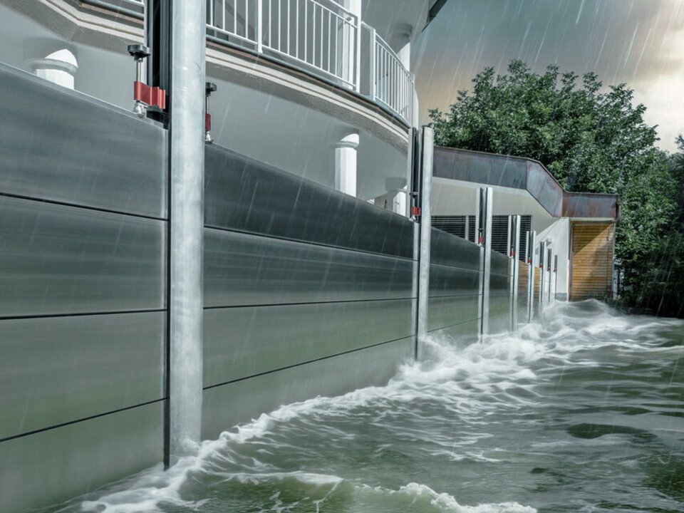 Zbliżenie na aluminiowe zabezpieczenie przeciwpowodziowe PREFA, które zawsze wytrzymuje powodzie i chroni dom jednorodzinny w tle.