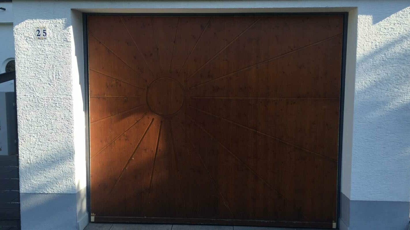 Brama garażowa przed obłożeniem sidingami PREFA