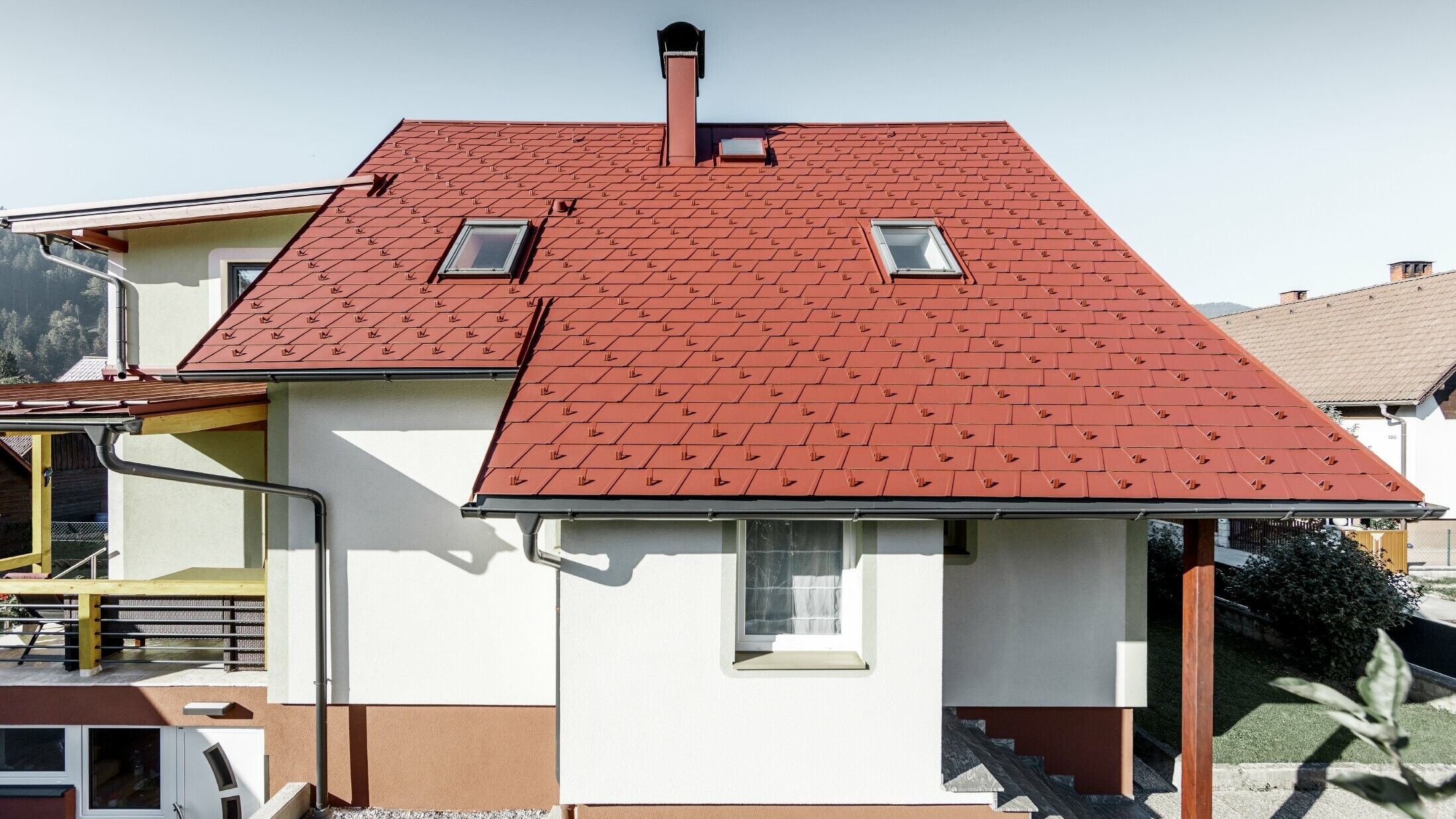 Dom jednorodzinny po renowacji z nową dachówką łupkową PREFA na dachu. Wykorzystano dachówkę DS.19 w kolorze czerwonym tlenkowym.