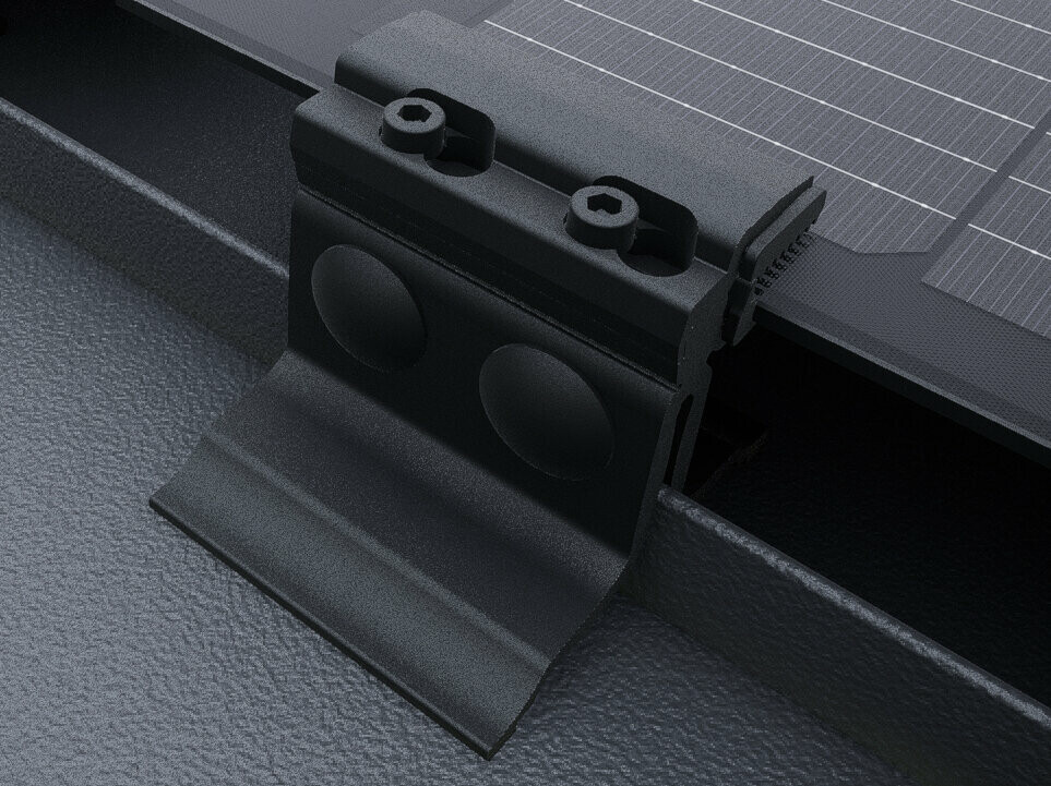 Zbliżenie modułu solarnego PREFALZ z  klemami  skrajnymi w kolorze czarnym. Moduły zamontowane są w systemie dachowym PREFALZ, bezpośrednio na rąbkach. 