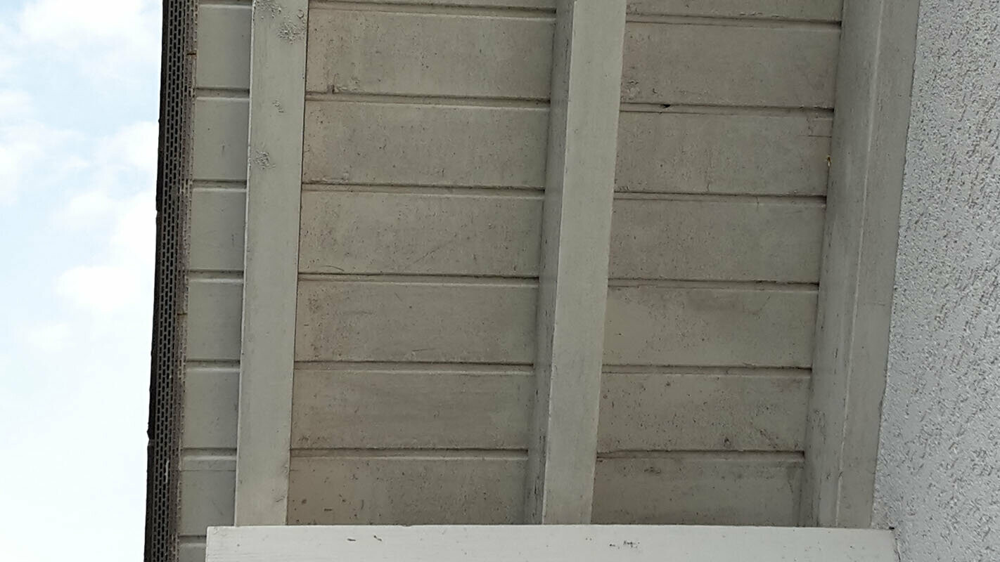 Wypust dachowy przed modernizacją z sidingami PREFA, biała podwarstwa dachu