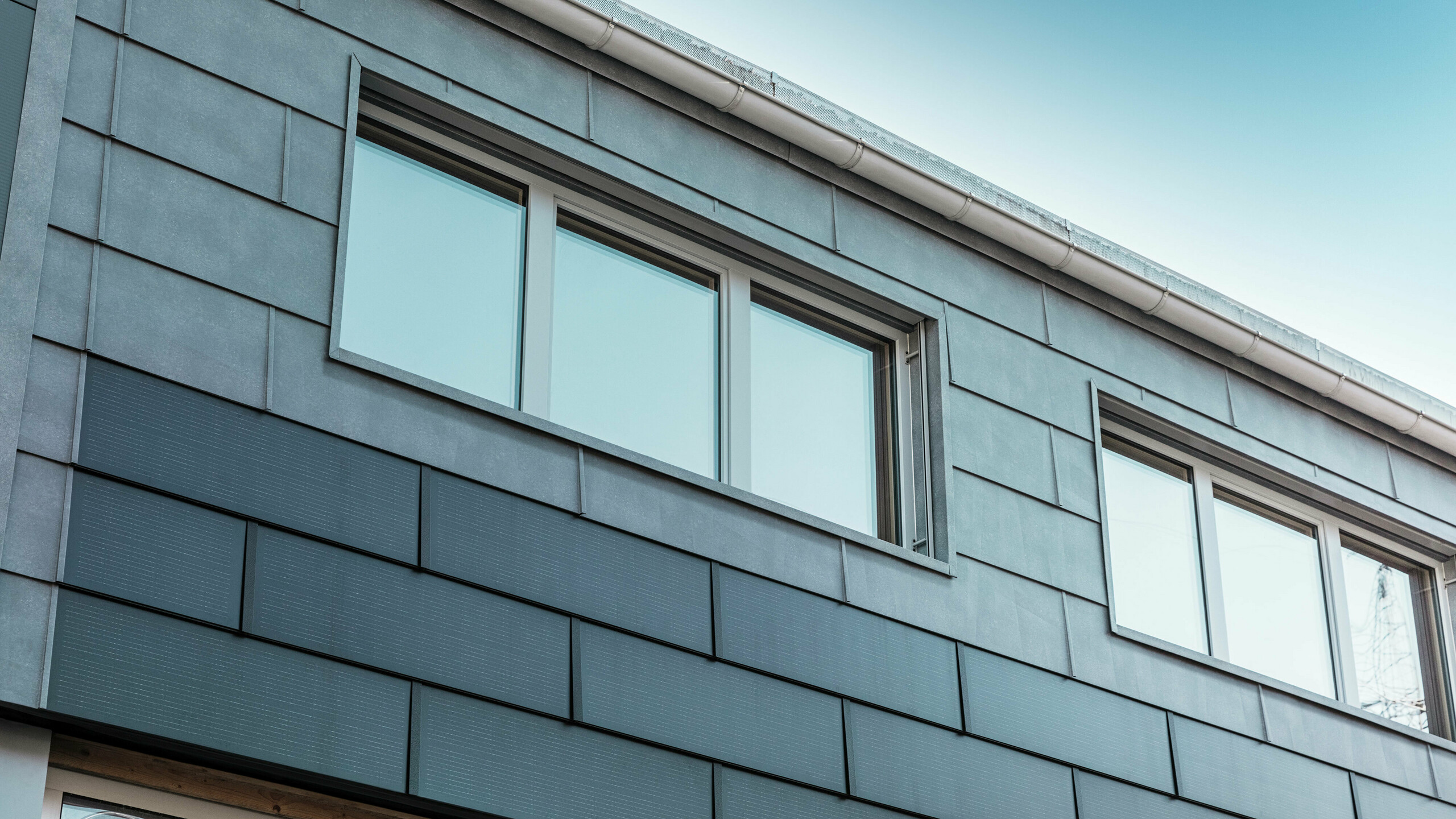 Powierzchnia elewacji budynku firmy została pokryta innowacyjnymi panelami słonecznymi w połączeniu z panelami elewacyjnymi FX.12 firmy PREFA.