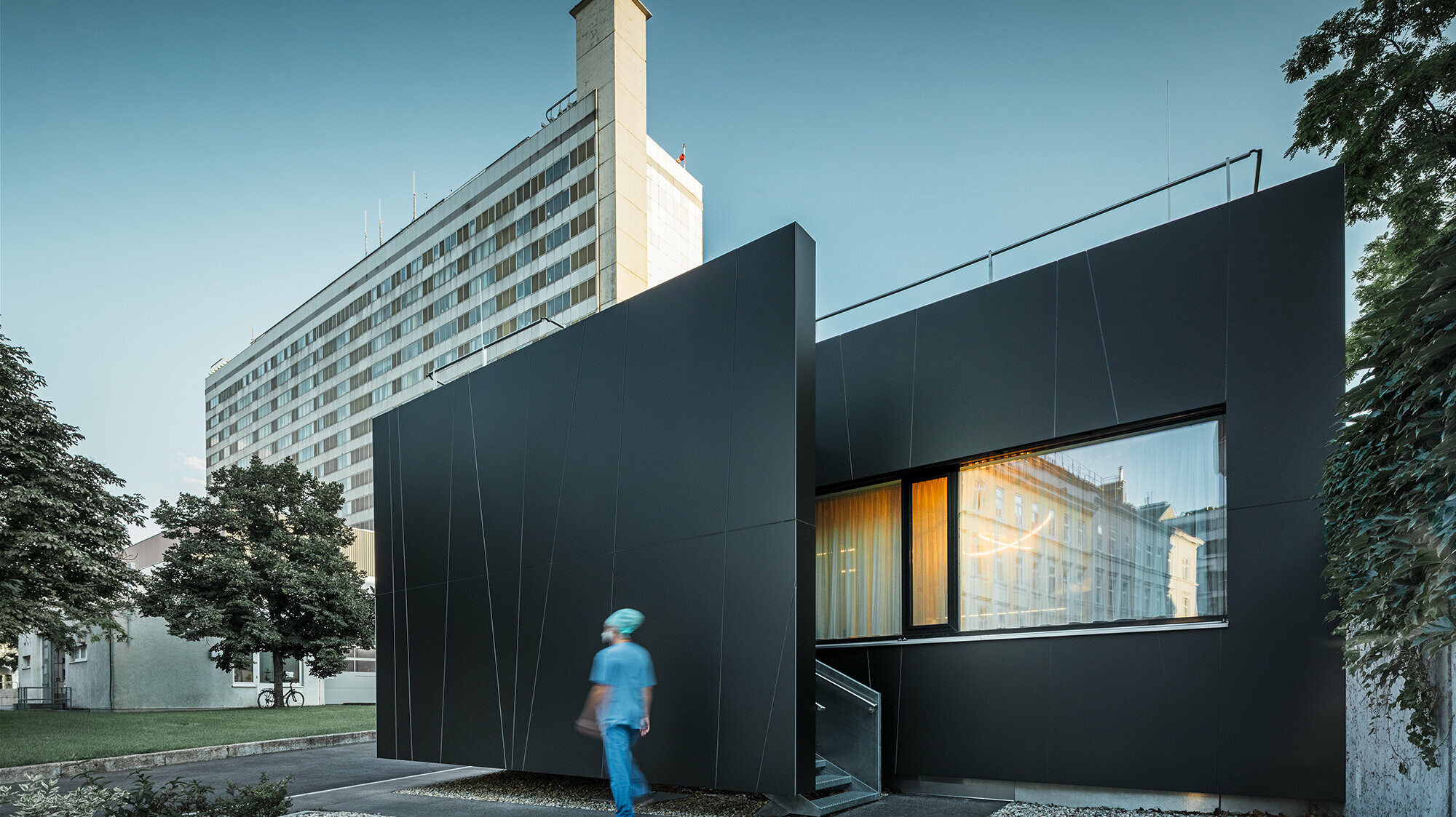 Elewacja centralnego oddziału ratunkowego kliniki Landstraße przy ulicy Juchgasse w Wiedniu z ciemnoszarymi płytami kompozytowymi PREFA.