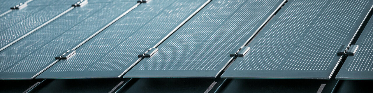 Szczegółowy widok montażu modułów słonecznych Prefalz na dachu w Meschede