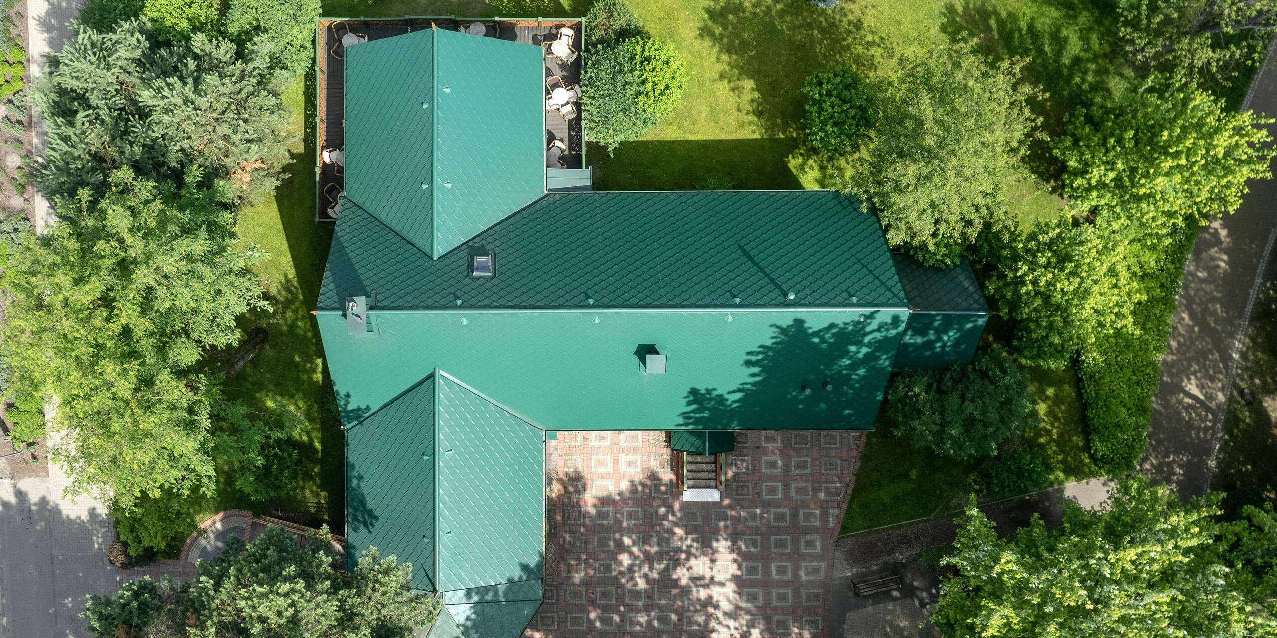 Cukiernia Sosenka mit PREFA Dachraute sowie Ablaufrohr und Hängerinne in Moosgrün