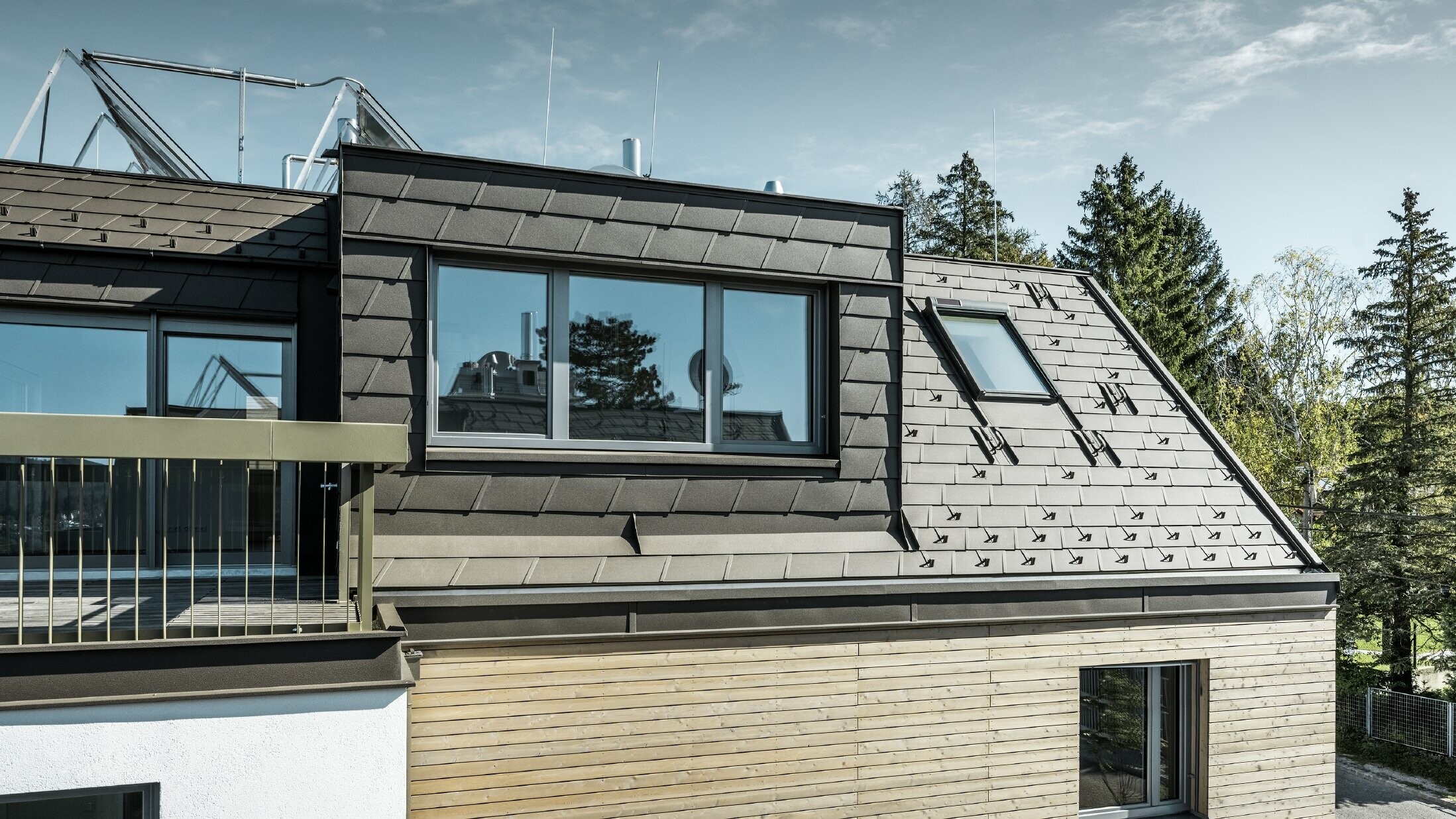 Rozbudowa poddasza, okładzina dachowa i elewacyjna z dachówki łupkowej DS.19 PREFA w kolorze brązowym P.10