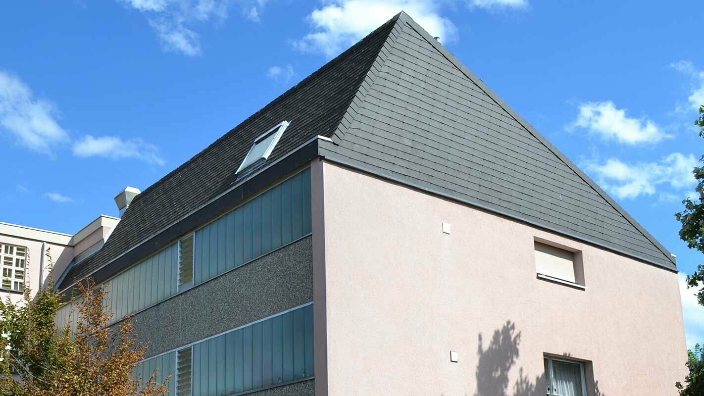 Przed modernizacją dachu z panelem dachowym PREFA i panelem elewacyjnym FX.12 w kolorze P.10 antracyt