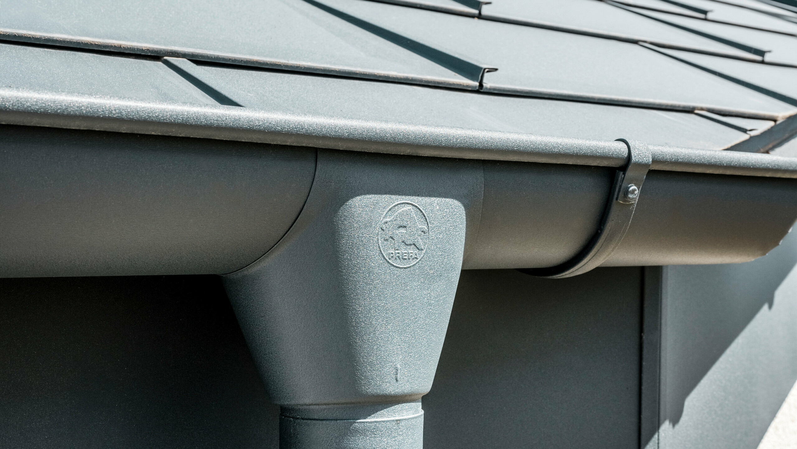 Dom jednorodzinny w Newel-Besslich z płytami dachowymi PREFA R.16 i systemem odwadniającym PREFA w kolorze antracytowym.