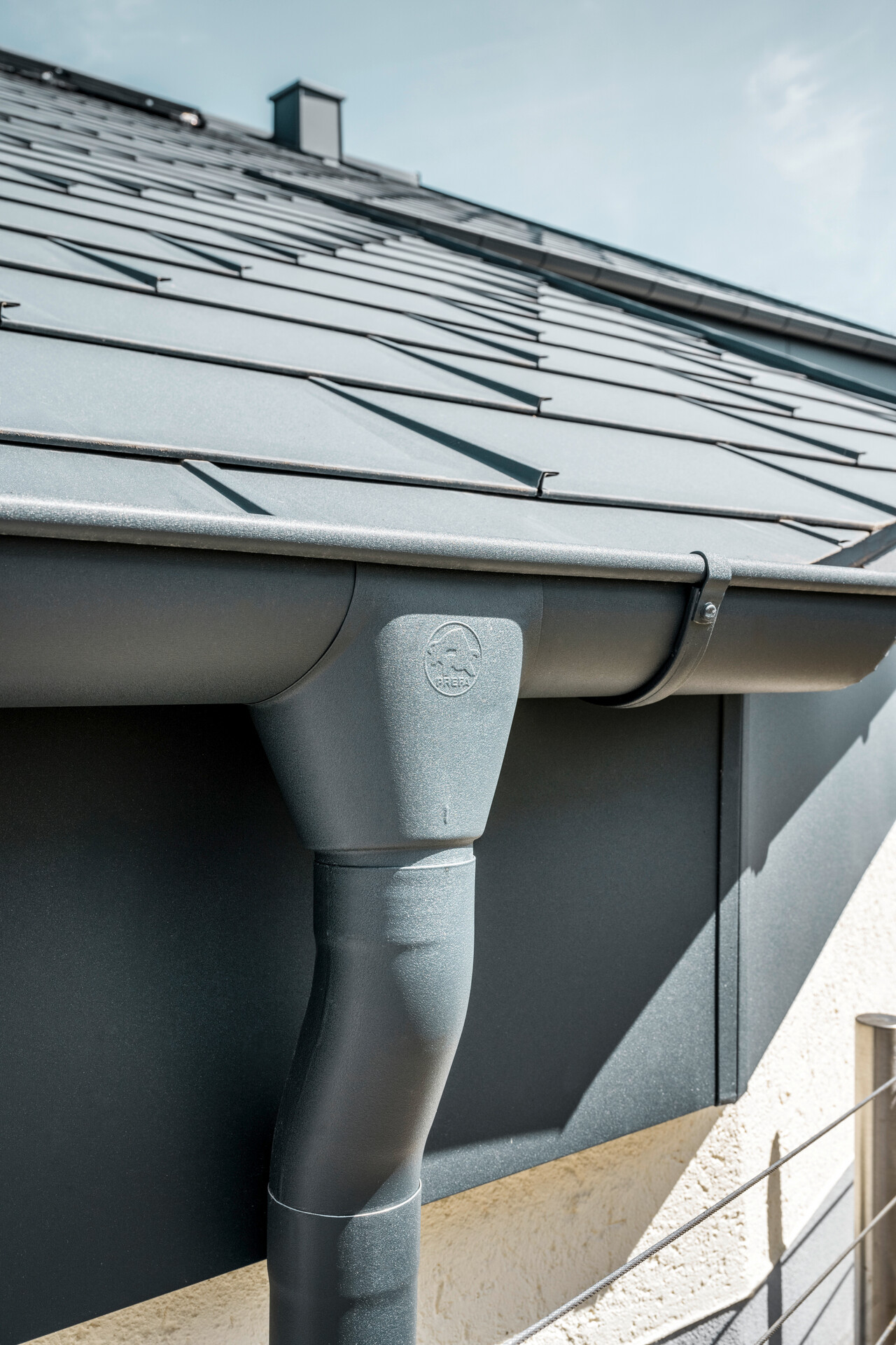 Dom jednorodzinny w Newel-Besslich z płytami dachowymi PREFA R.16 i systemem odwadniającym PREFA w kolorze antracytowym.