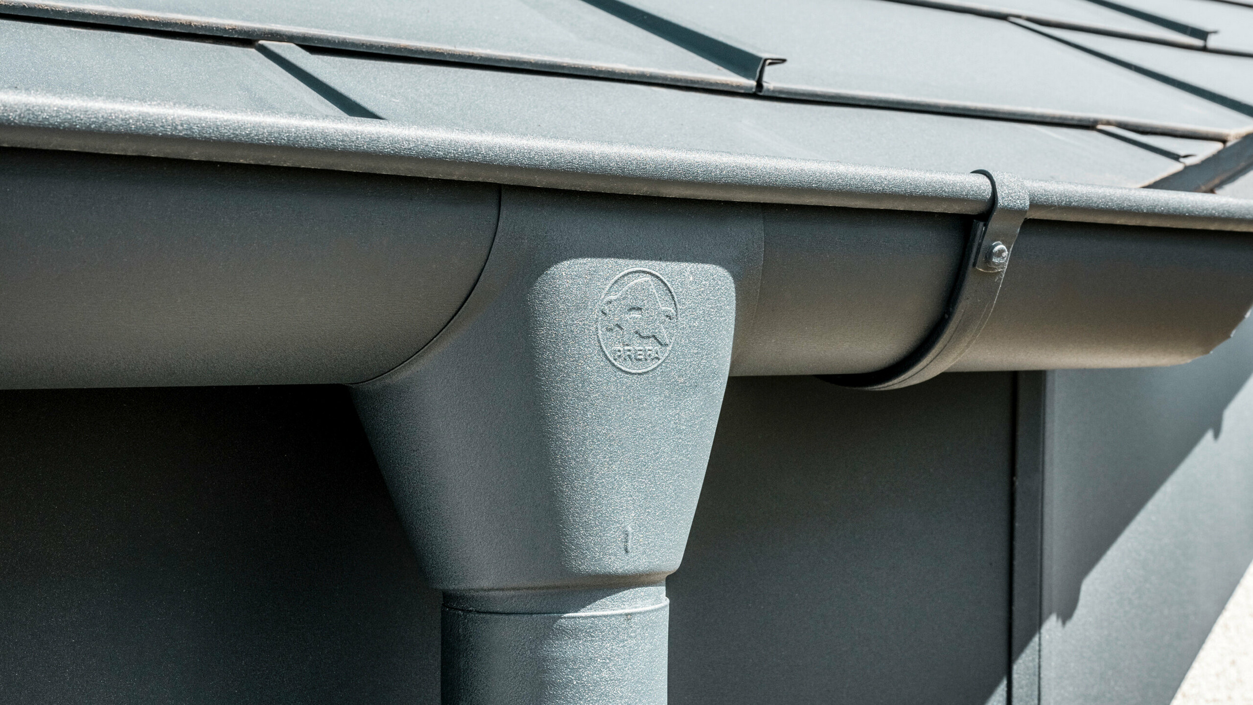 Dom jednorodzinny w Newel-Besslich z płytami dachowymi PREFA R.16 i systemem odwadniającym PREFA w kolorze antracytowym.