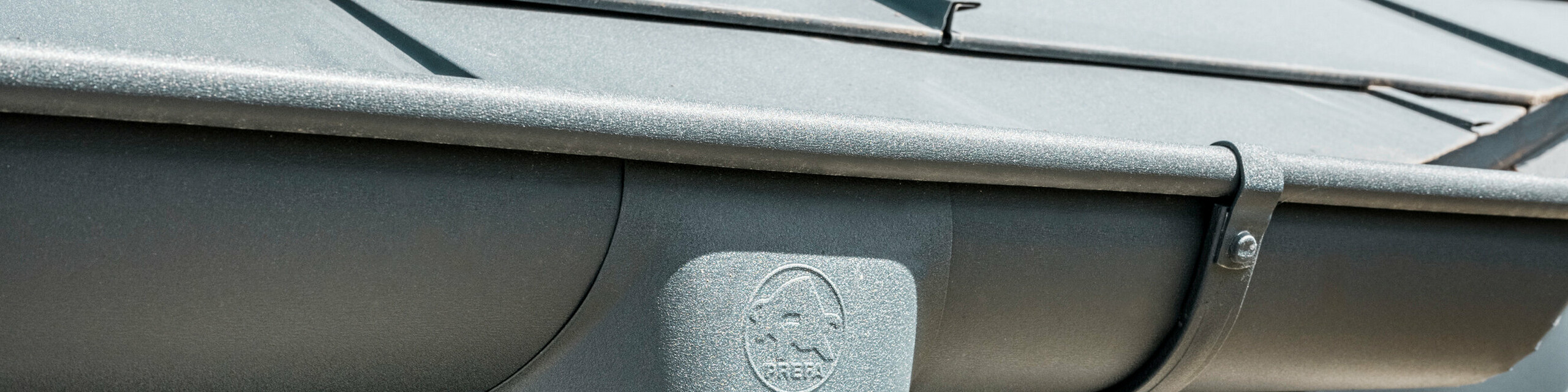 Dom jednorodzinny w Newel-Besslich z płytami dachowymi PREFA R.16 i systemem odwadniającym PREFA w kolorze antracytowym.