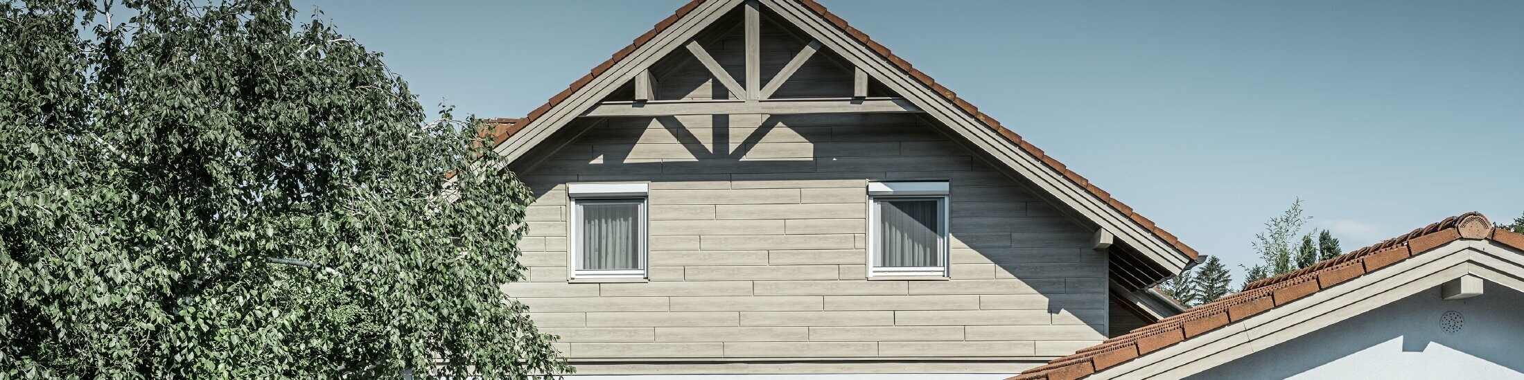 Elewacja aluminiowa o wyglądzie drewna od PREFA została tutaj ułożona poziomo i nie będzie w przyszłości wymagać malowania.