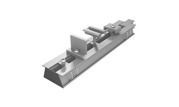 Różne wsporniki solarne PREFA na szynie profilowej PREFA.